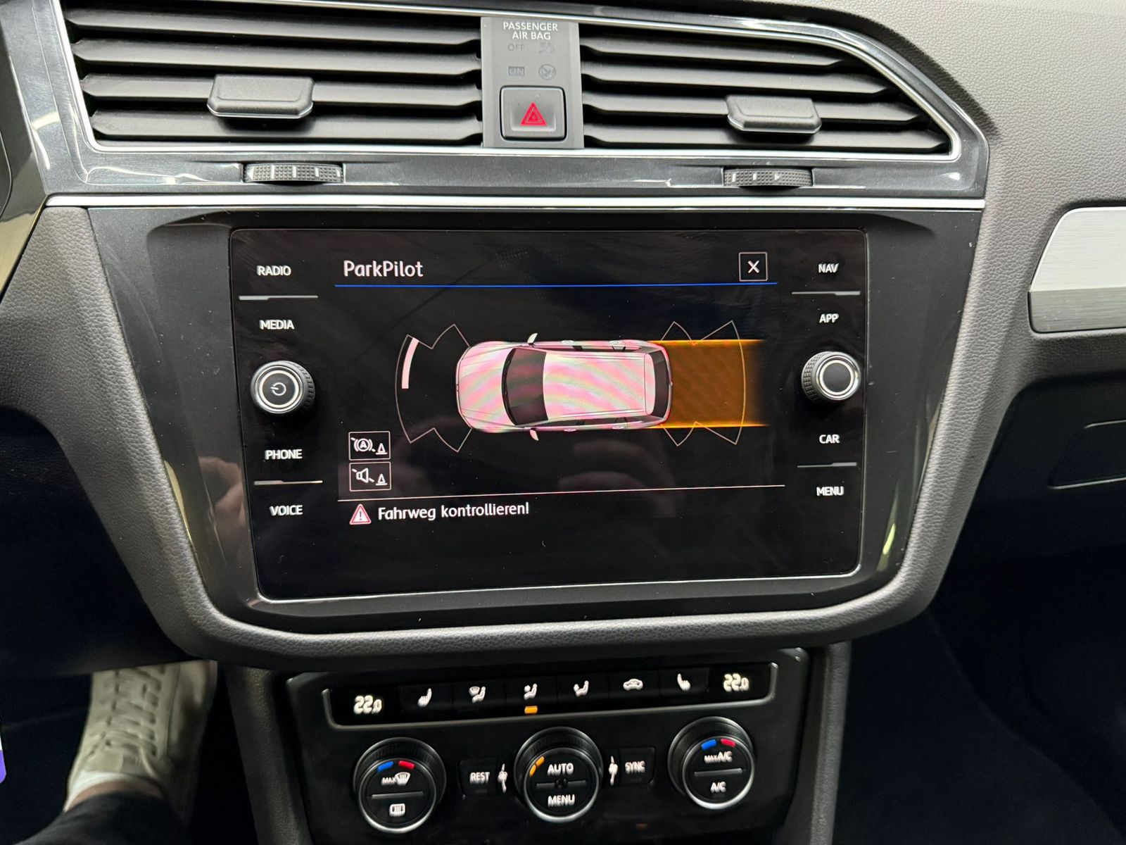 Fahrzeugabbildung Volkswagen Tiguan 2.0d DSG Comf 4Mot >NAVI+SHZ+PDC+LM+AHK+