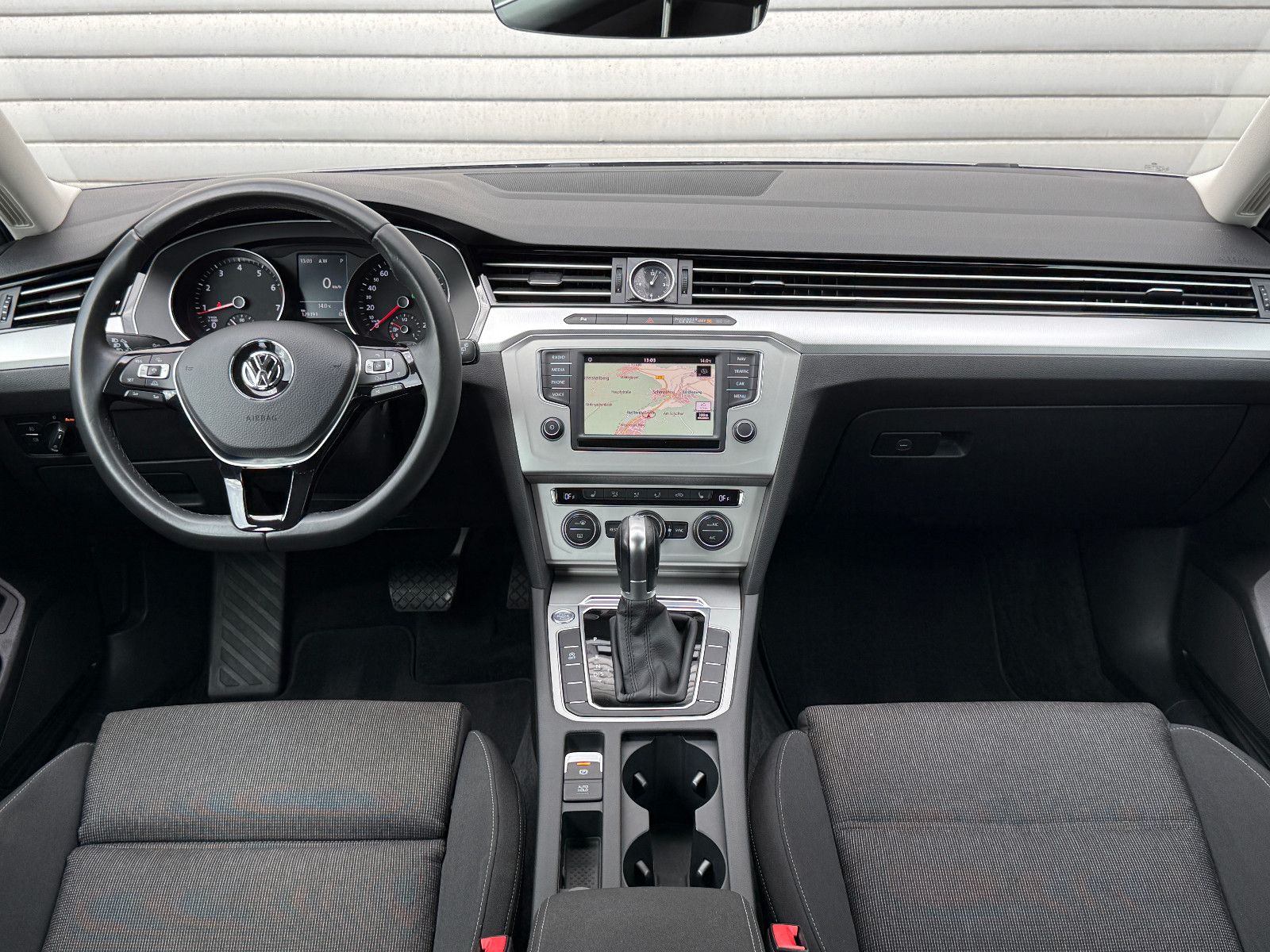 Fahrzeugabbildung Volkswagen Passat Comfortline DSG ACC Navi PDC SHZ Massage