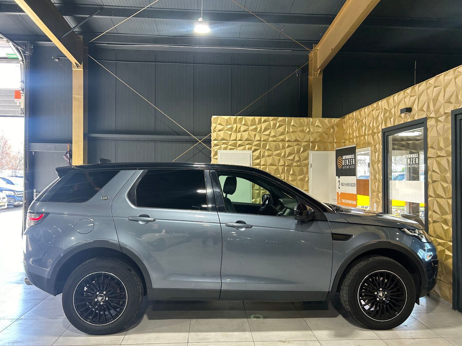 Fahrzeugabbildung Land Rover Discovery Sport SE AWD/PANO/ACC/NAVI/KAMERA/SHZ
