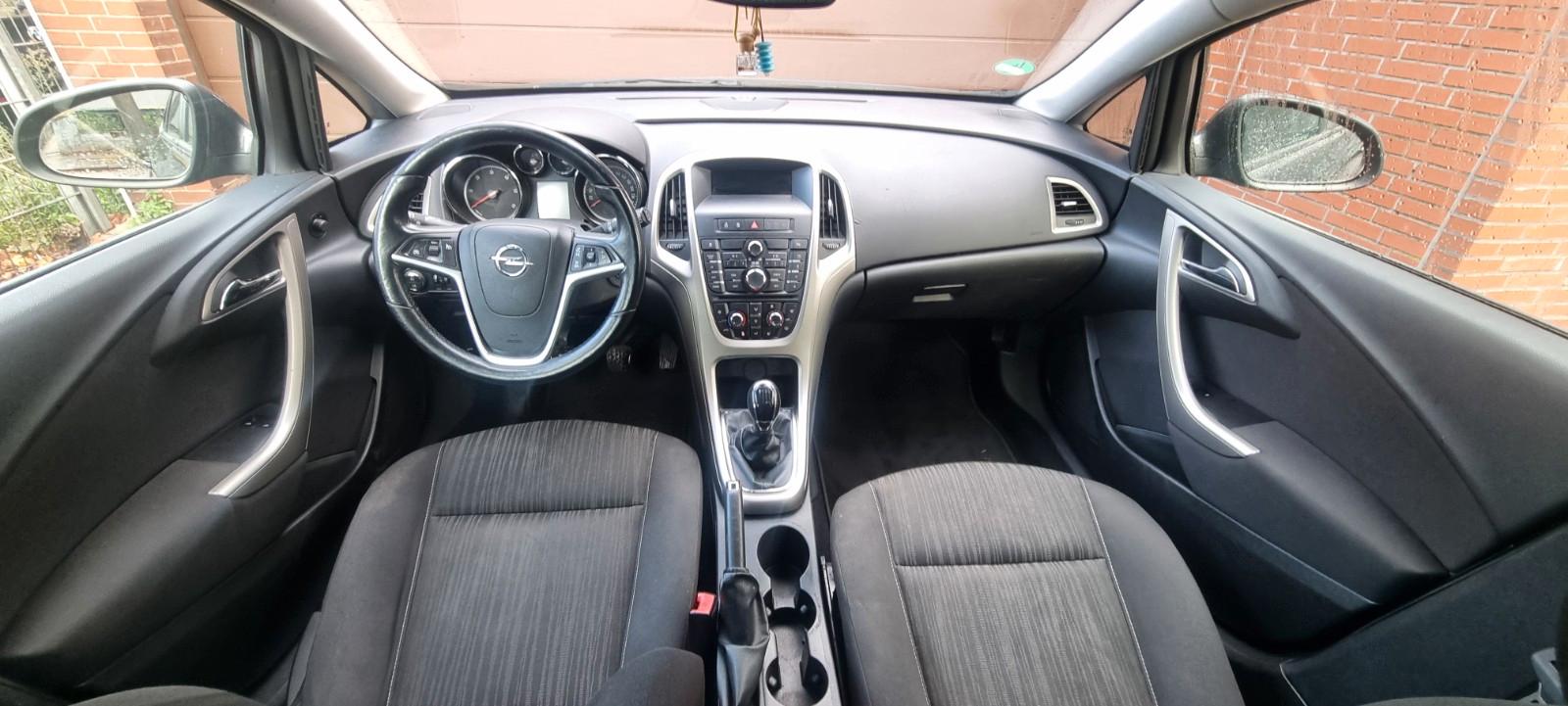 Opel Astra 2012 — photo 17