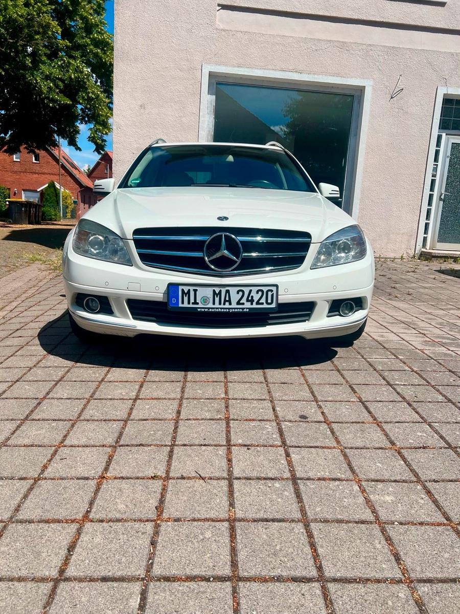 Mercedes-Benz C220 2011 — rear view