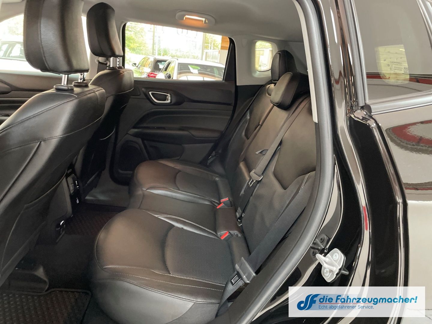 Fahrzeugabbildung Jeep Compass S Plug-In Hybrid 4WD Navi Soundsystem 36