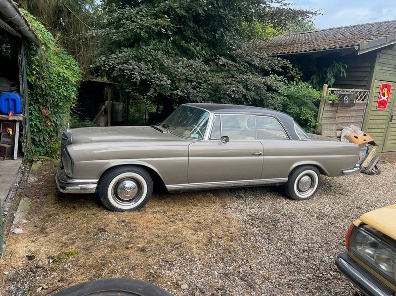 Mercedes-Benz 220
