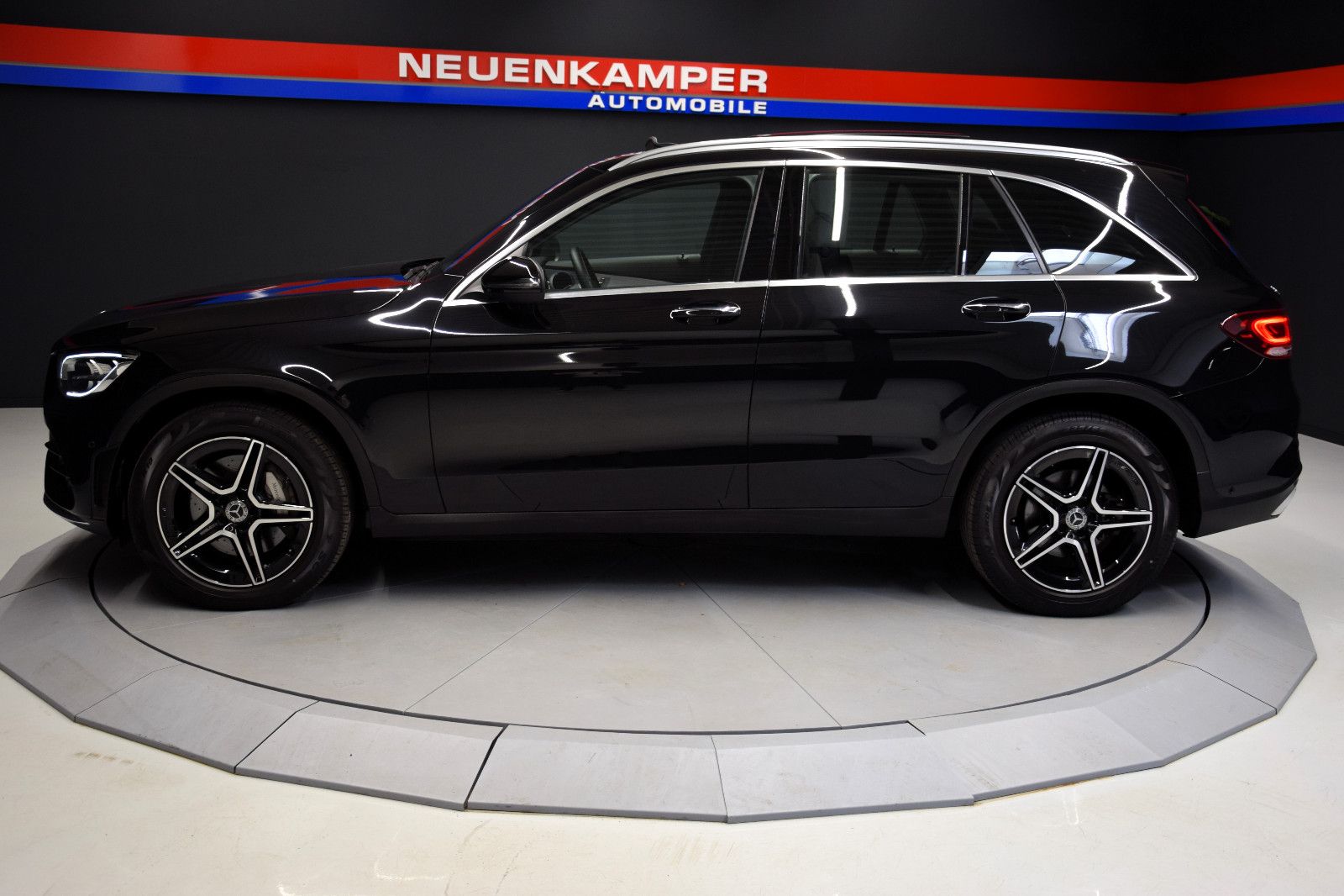 Fahrzeugabbildung Mercedes-Benz GLC 220 d 4Matic AMG Pano HuD Leder ACC Kamera