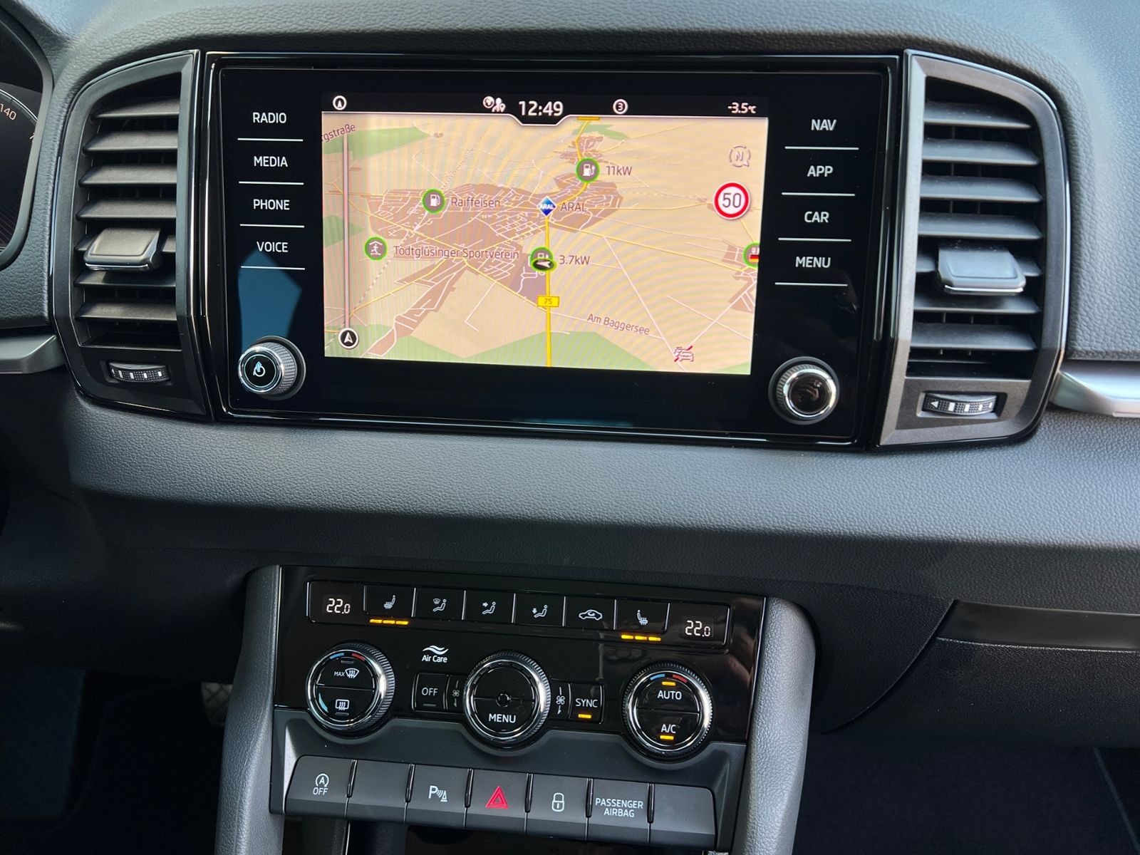 Fahrzeugabbildung SKODA Karoq Tour 1.5 TSI DSG *AHK, 17" LM-Felge, Navi,