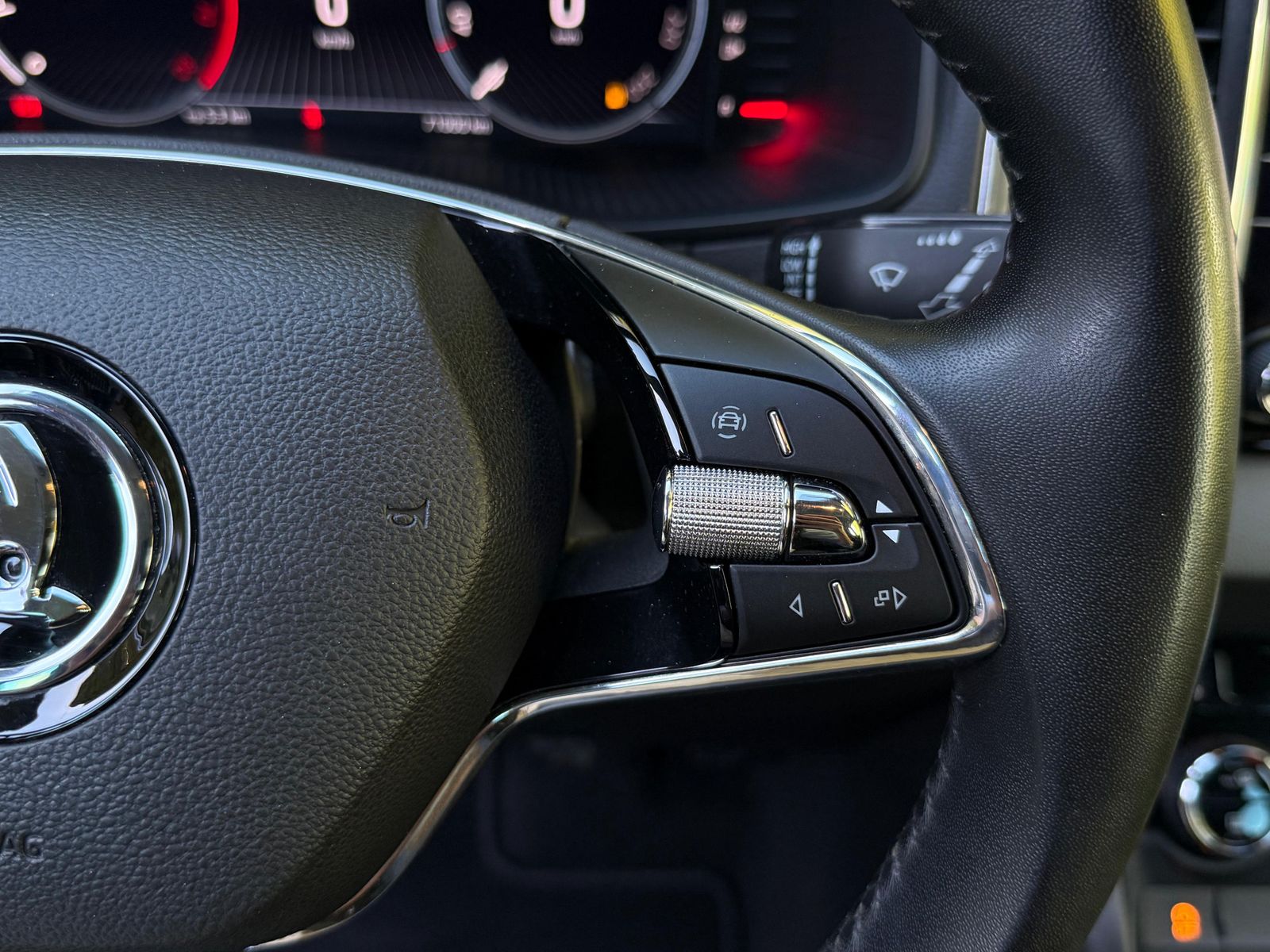 Fahrzeugabbildung SKODA Karoq 1.5 TSI Ambition LED+KAMERA+VIRT+CARPL+DAB