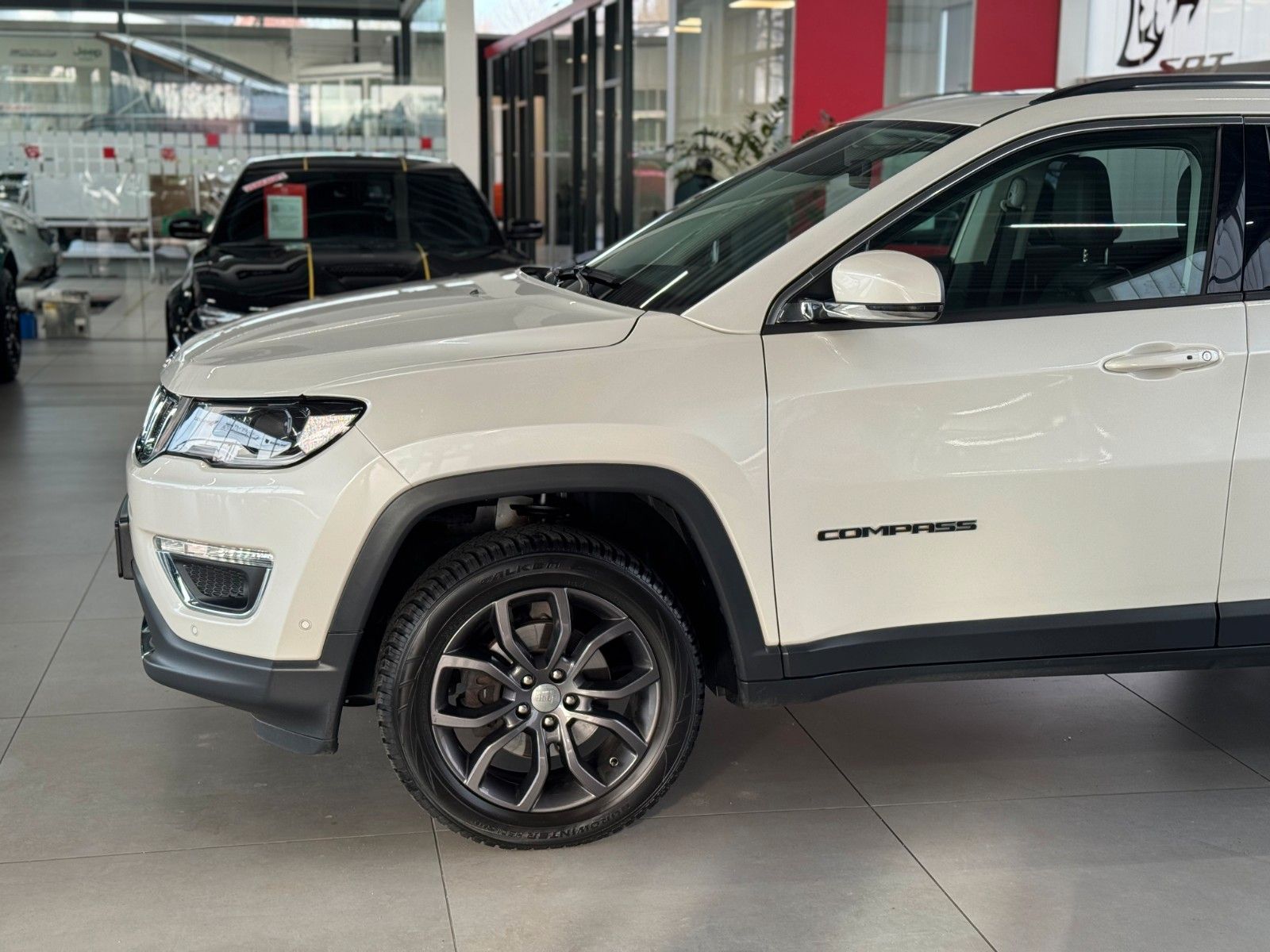 Fahrzeugabbildung Jeep Compass 1.4T Limited 4WD "Pano AHK Winterpaket"