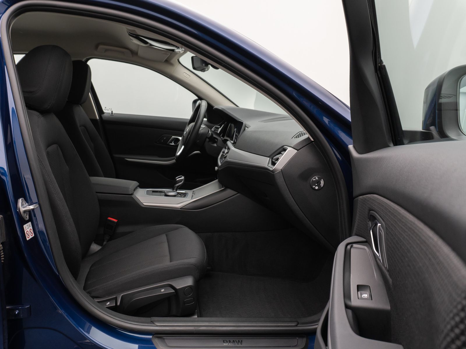 Fahrzeugabbildung BMW 330e CockPitPr Navi PDC Alarm Geschwindigkeitsre