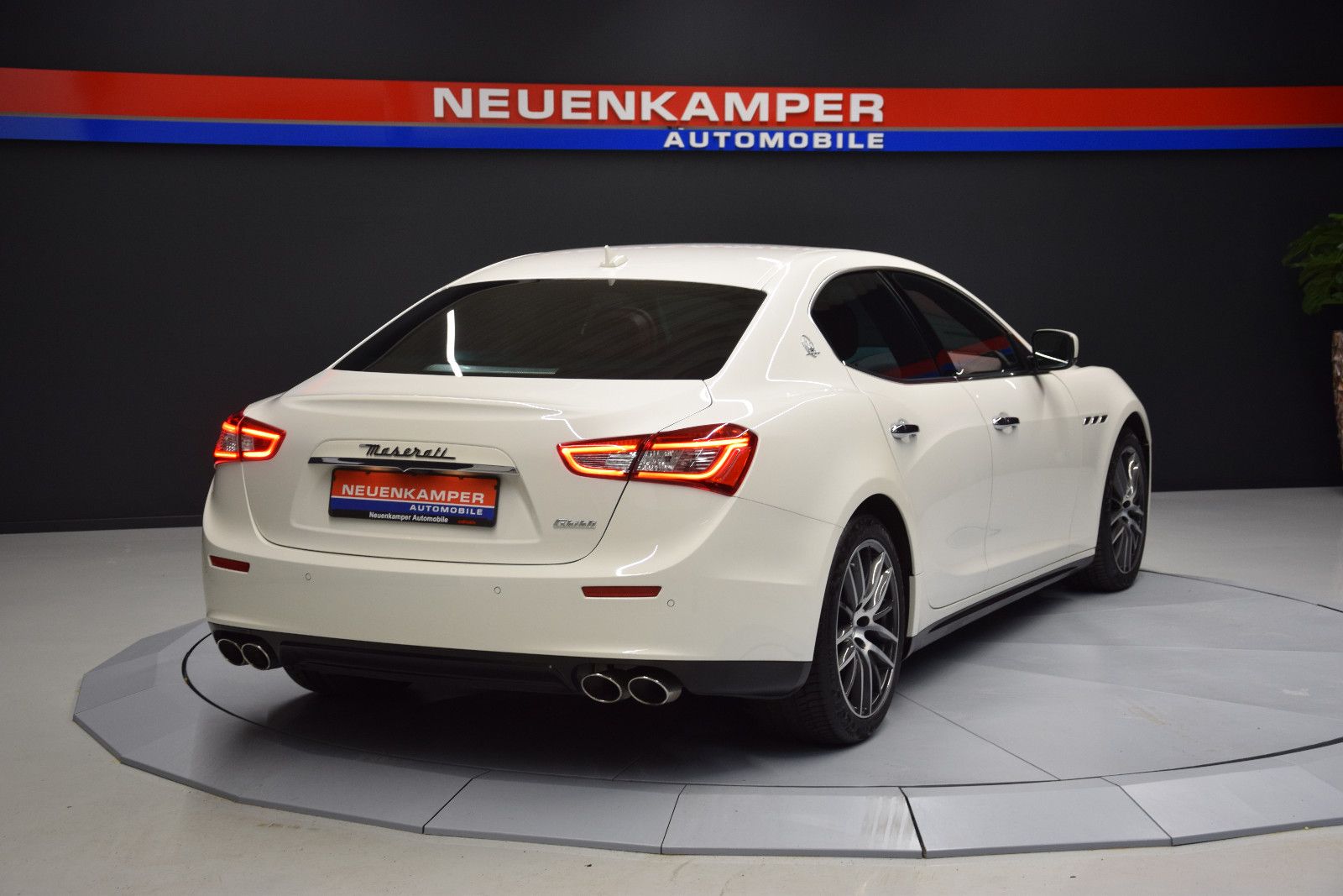 Fahrzeugabbildung Maserati Ghibli Diesel Schiebedach Memory B&W Sitzbelüft.