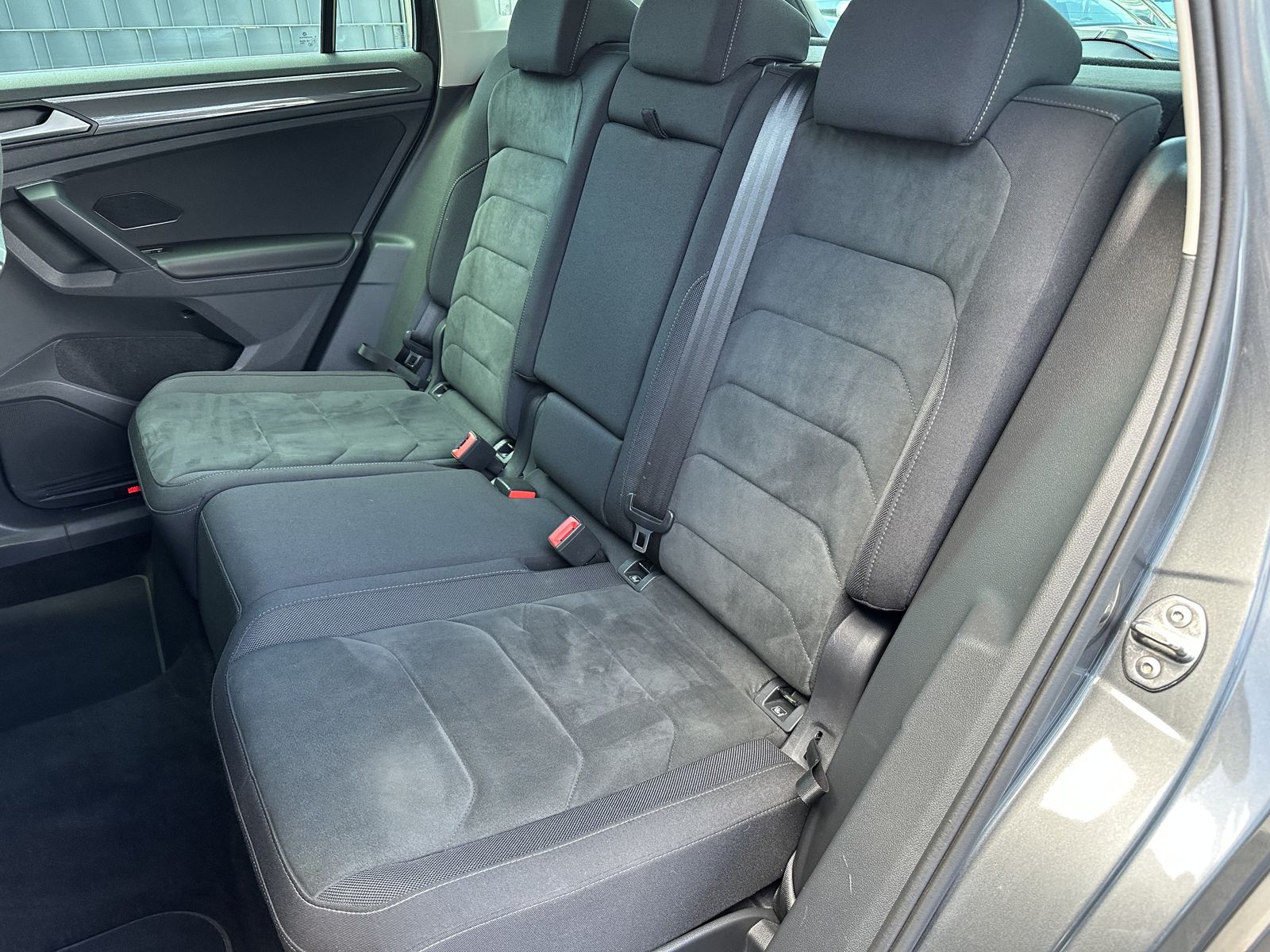 Fahrzeugabbildung Volkswagen Tiguan 2.0 TDI DSG R-Line NAV+LED+AHK+ACC+VCOCK