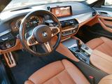 BMW 520 i M Sport PANO! AHK! M-SPORT! HEAD-UP! - BMW 520 mit Benzin-Antrieb: Kombi