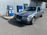 Mercedes-Benz Mercedes 300 CE Oldtimer - Mercedes-Benz S 300 mit Benzin-Antrieb