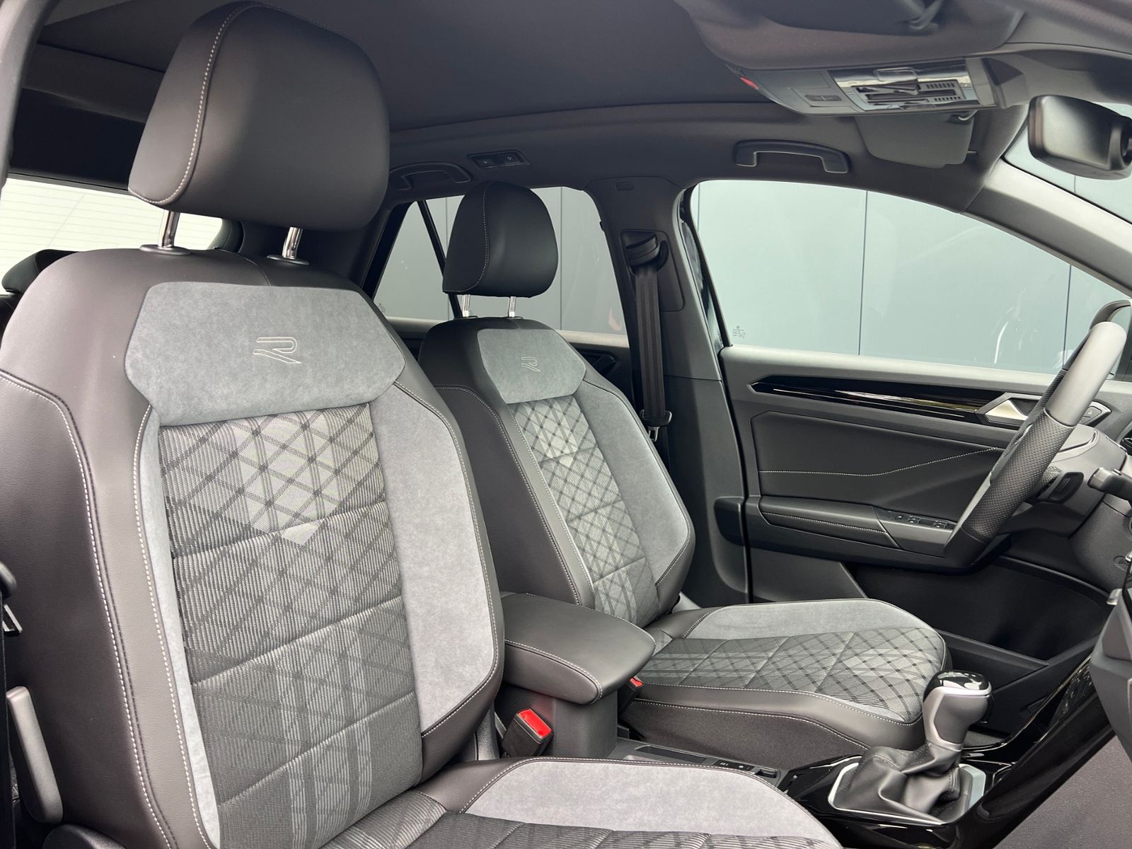 Fahrzeugabbildung Volkswagen T-Roc R-Line 1.5 TSI DSG *AHK, Pano, Black Style