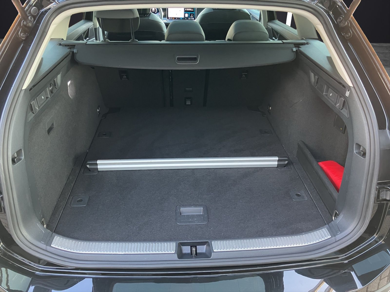 Fahrzeugabbildung Volkswagen Passat Variant eTSI Business DSG LED Navi ACC DC