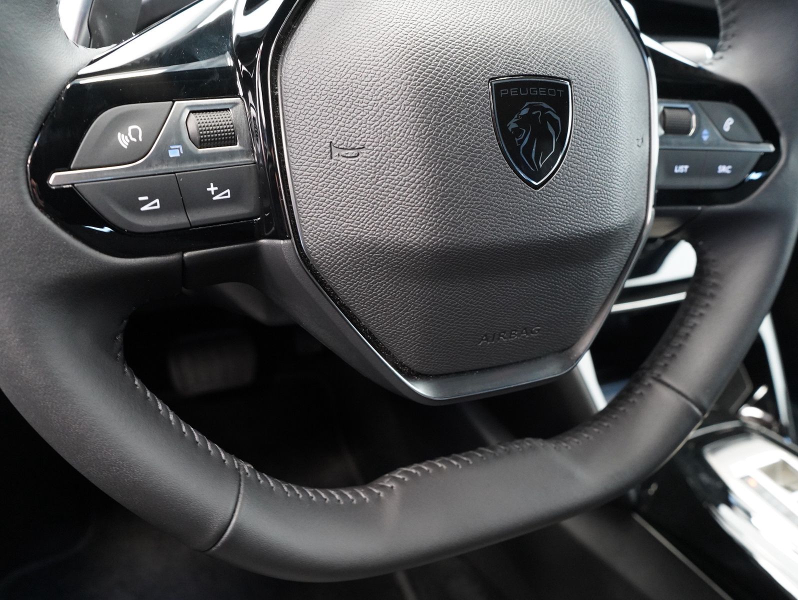 Fahrzeugabbildung Peugeot 2008 1.2 PureTech 130 Allure LED/NAVI/ACC