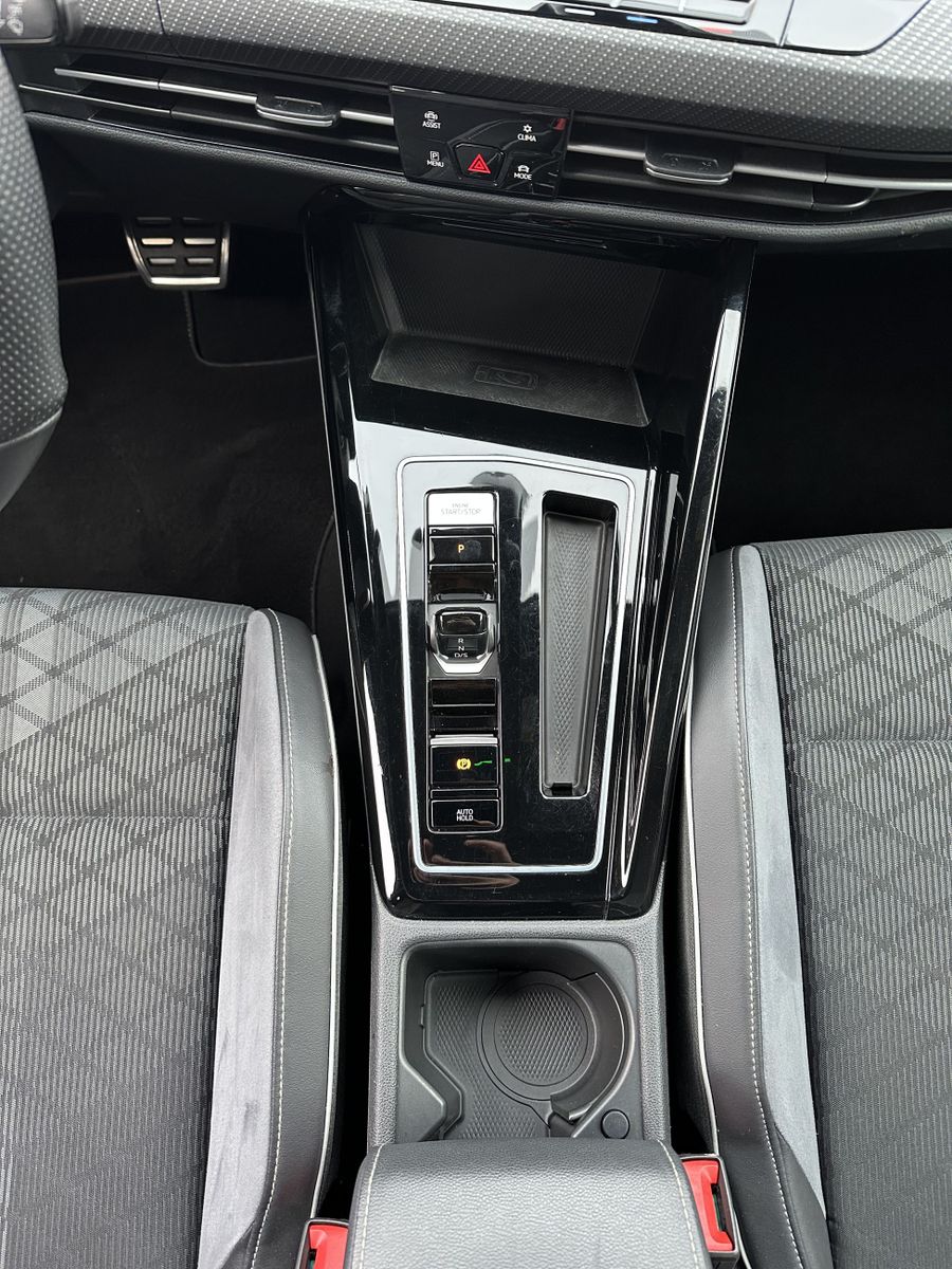 Fahrzeugabbildung Volkswagen Golf Variant 2.0 TDI DSG R-Line NAV+LED+AHK+KAM