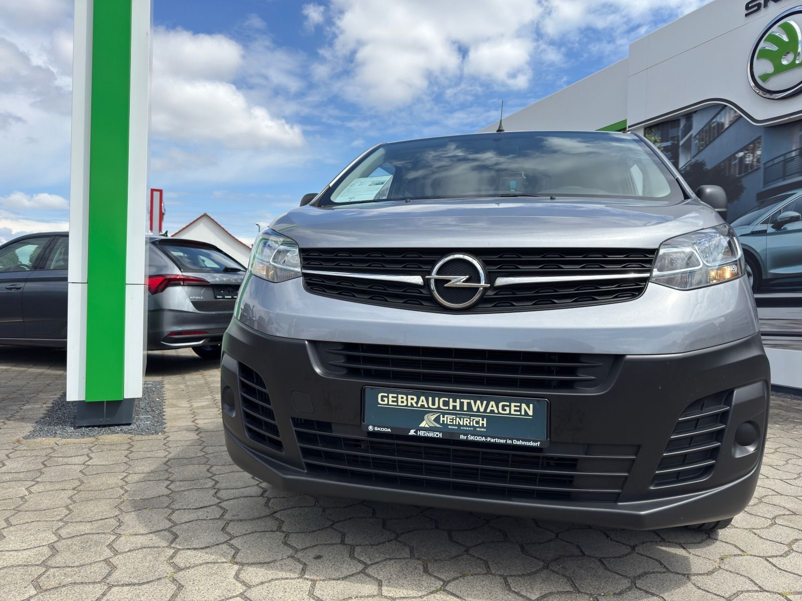 Fahrzeugabbildung Opel Vivaro L3 9Sitzer 144PS 6-Gang*AHK*RFK*Klima*Eur