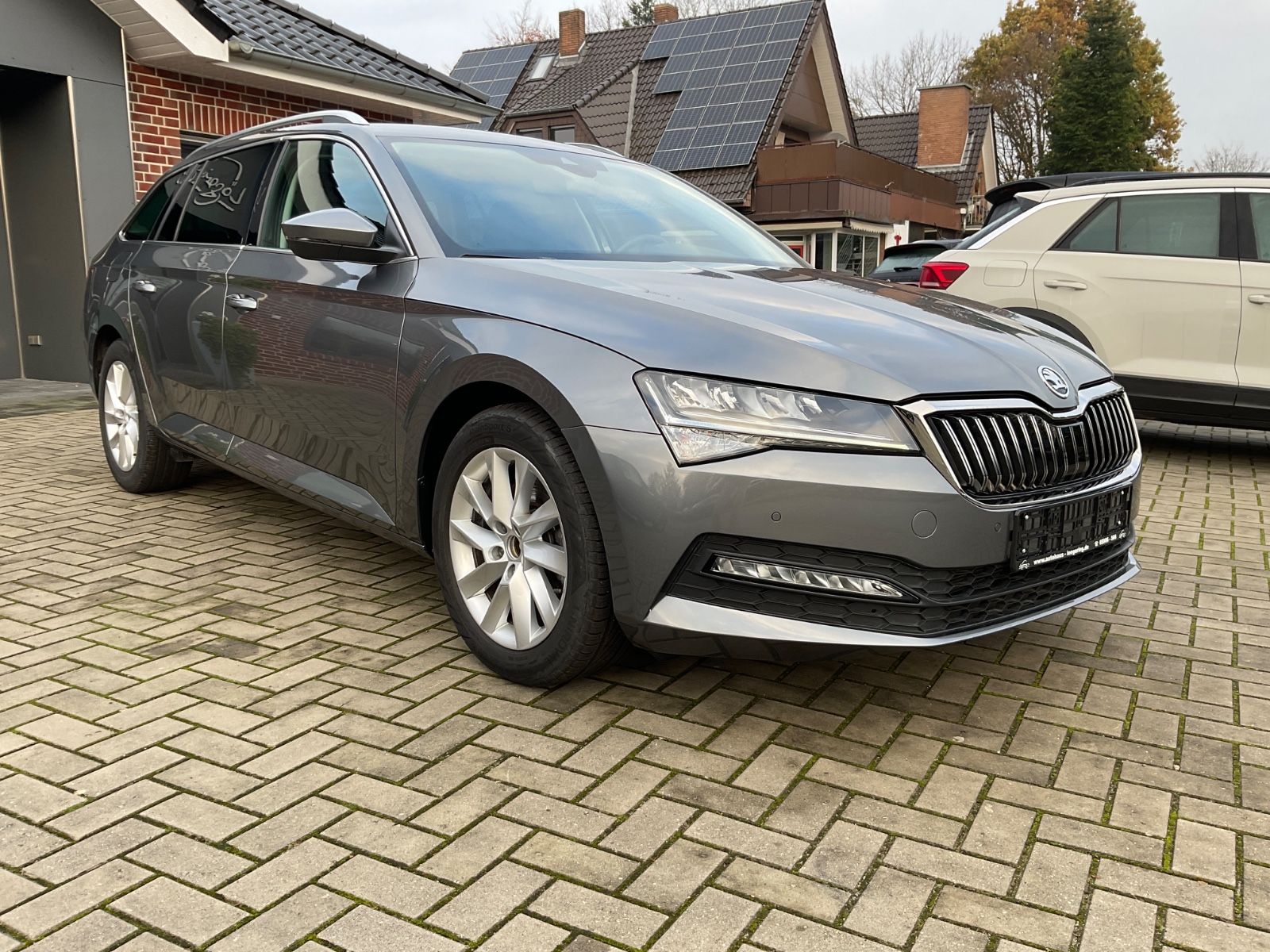 Fahrzeugabbildung SKODA Superb Combi 2.0 TDI DSG,Navi,LED,Kamera,ACC