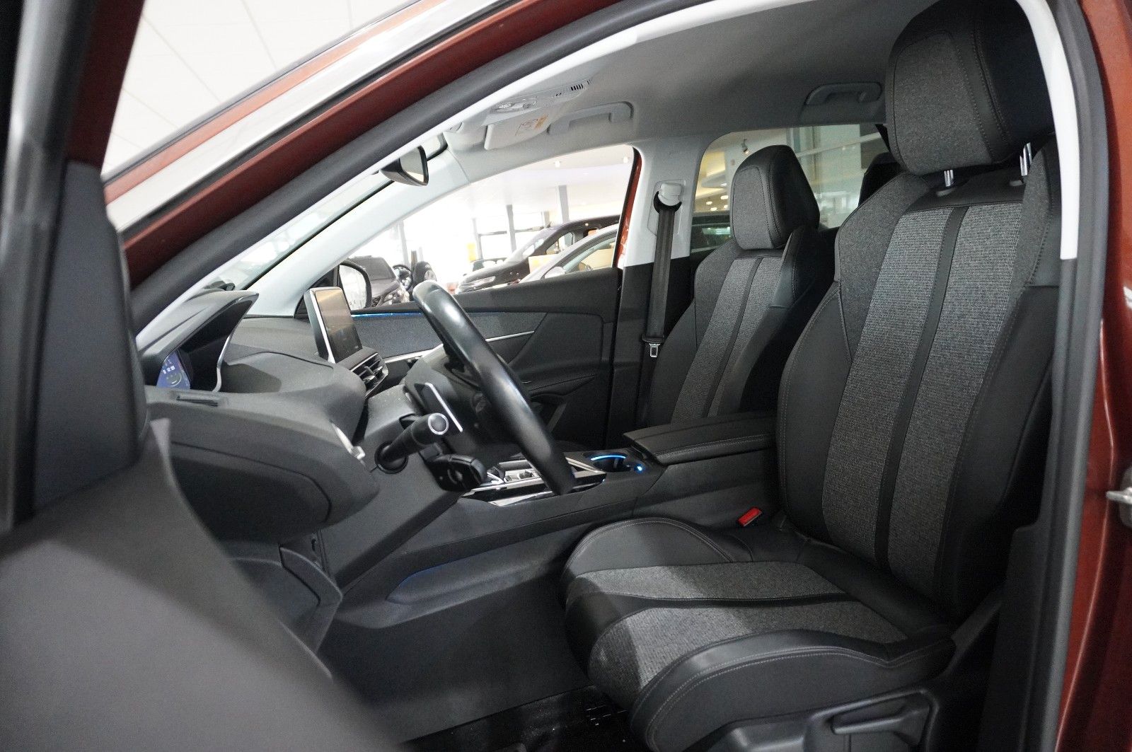 Fahrzeugabbildung Peugeot 3008 1.2 ALLURE NAVI/LED/VIRTU./SHZ/TEMP./NEBEL
