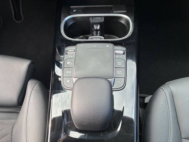 Fahrzeugabbildung Mercedes-Benz CLA 180 Lim >AUT/NAV/LED/Teilleder<