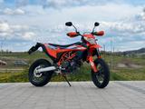 KTM 690 SMC R Supermoto MY 2024 LAGER - KTM 690 SM