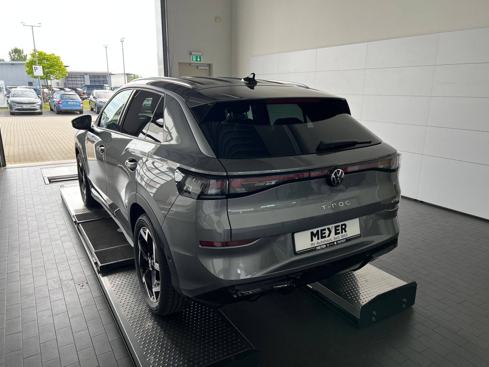 Fahrzeugabbildung Volkswagen T-Roc R-Line 1.5 eTSI DSG *AHK, LED, ACC, 18"-LM