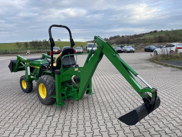 John Deere 4115 Traktor Allrad Baggeranbau