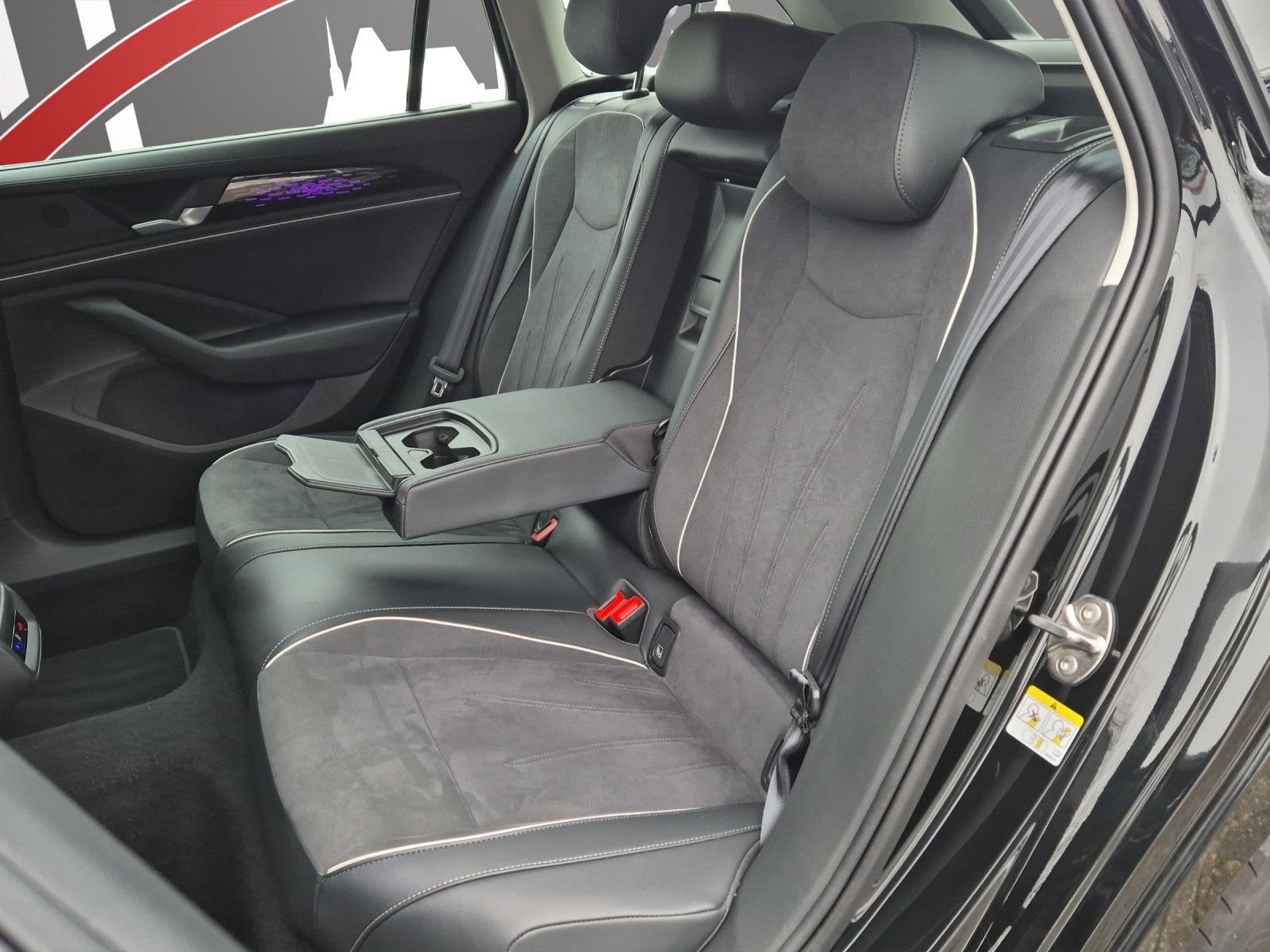 Fahrzeugabbildung Volkswagen Passat Variant 1.5 eTSI  DSG MATRIX/NAV/HEADUP