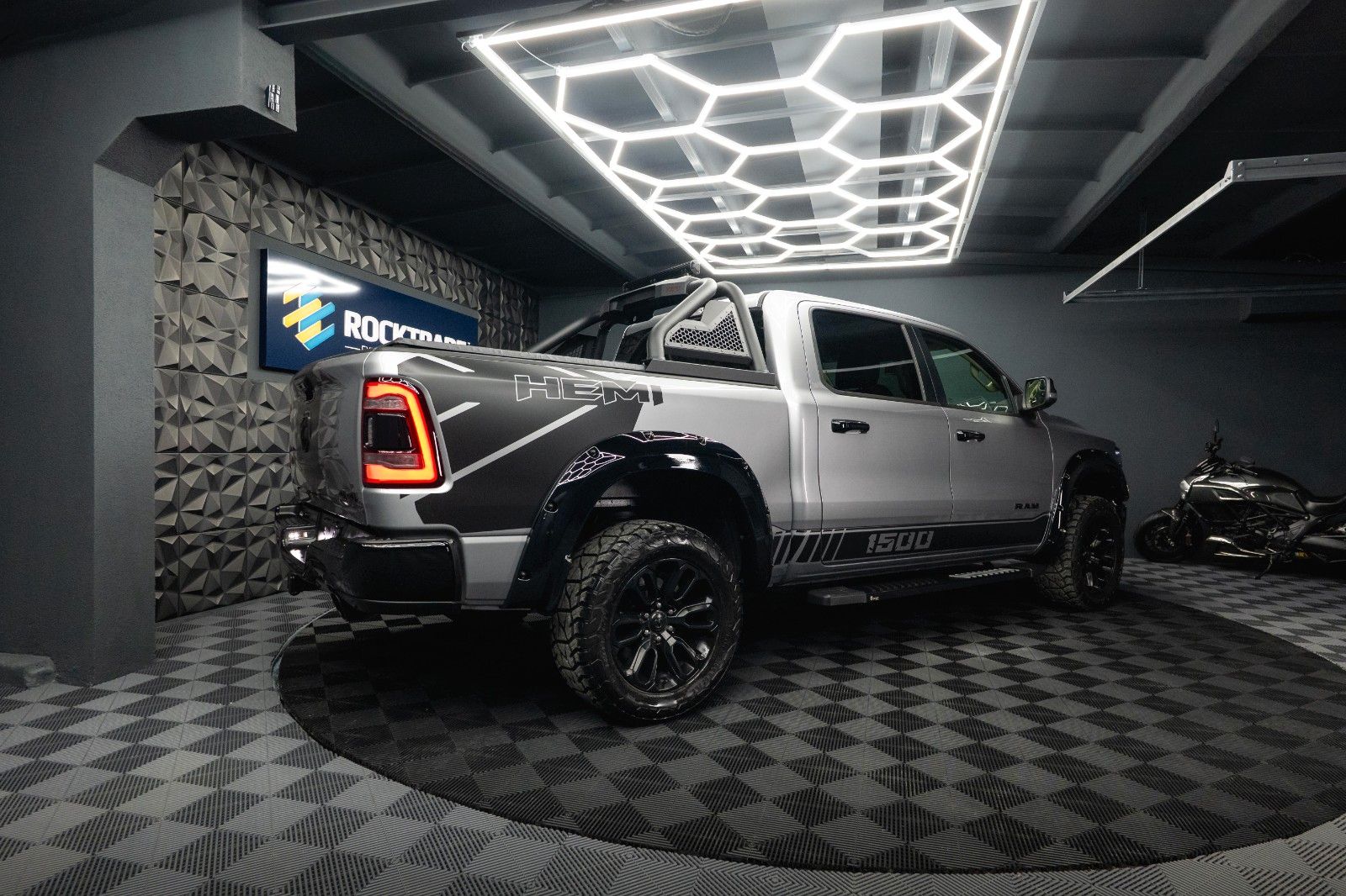Fahrzeugabbildung Dodge RAM 5.7 V8 HEMI 4x4 NIGHT-Edition LARAMIE *LED*