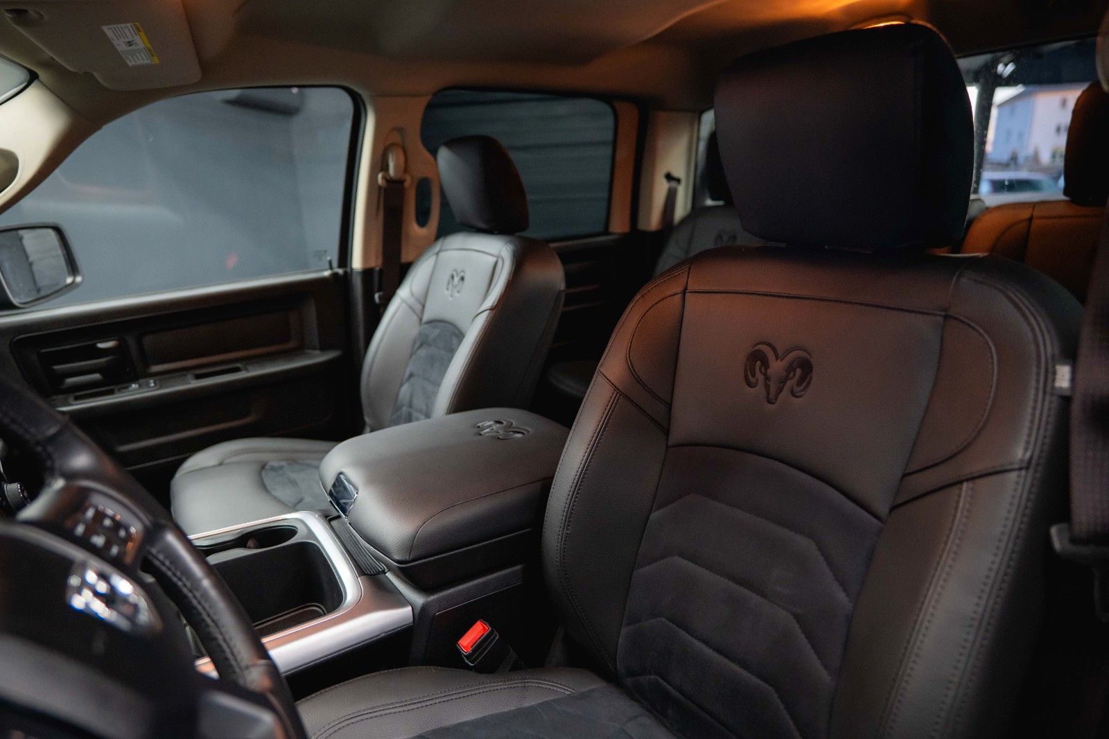 Fahrzeugabbildung Dodge RAM 5.7 V8 HEMI 4x4 OFFROAD Night-Paket *LED*AHK