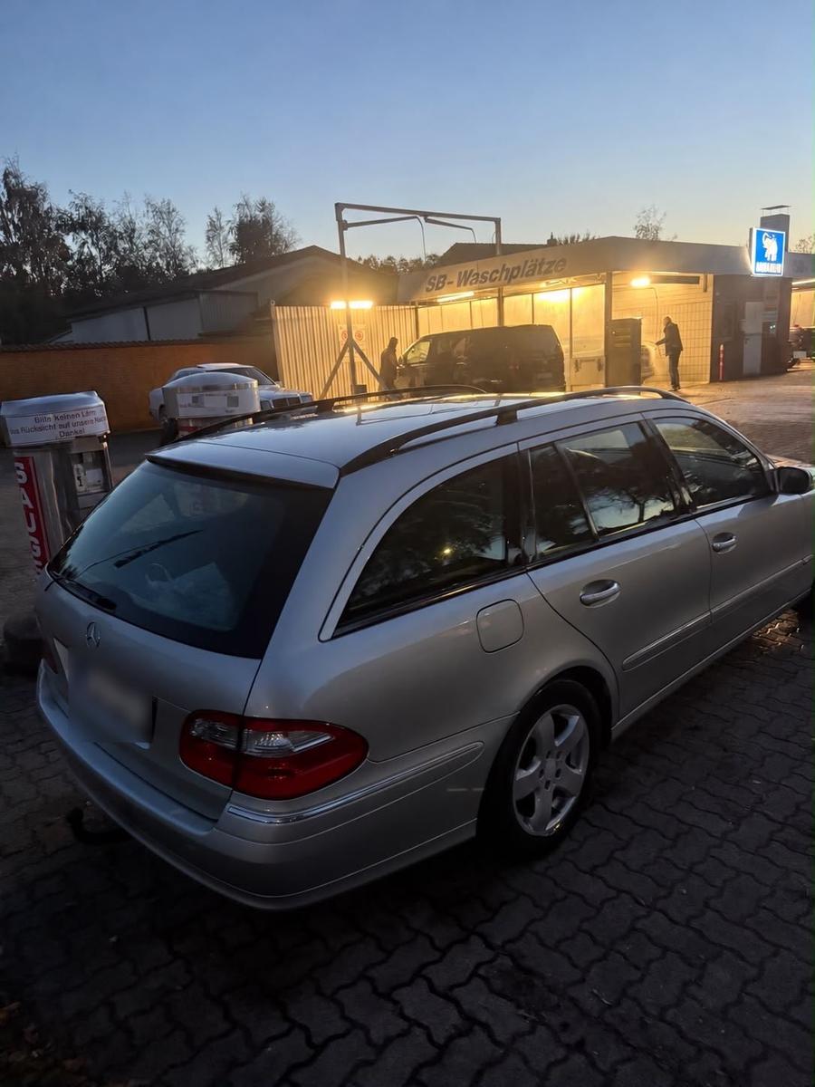 Mercedes-Benz E220 2004 — вигляд ззаду