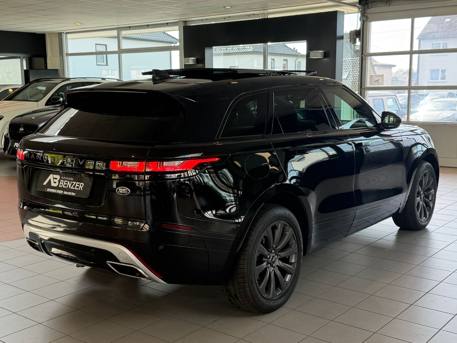 Fahrzeugabbildung Land Rover Range Rover Velar/R-DYNAMIC/PANO/HEAD-UP/ACC