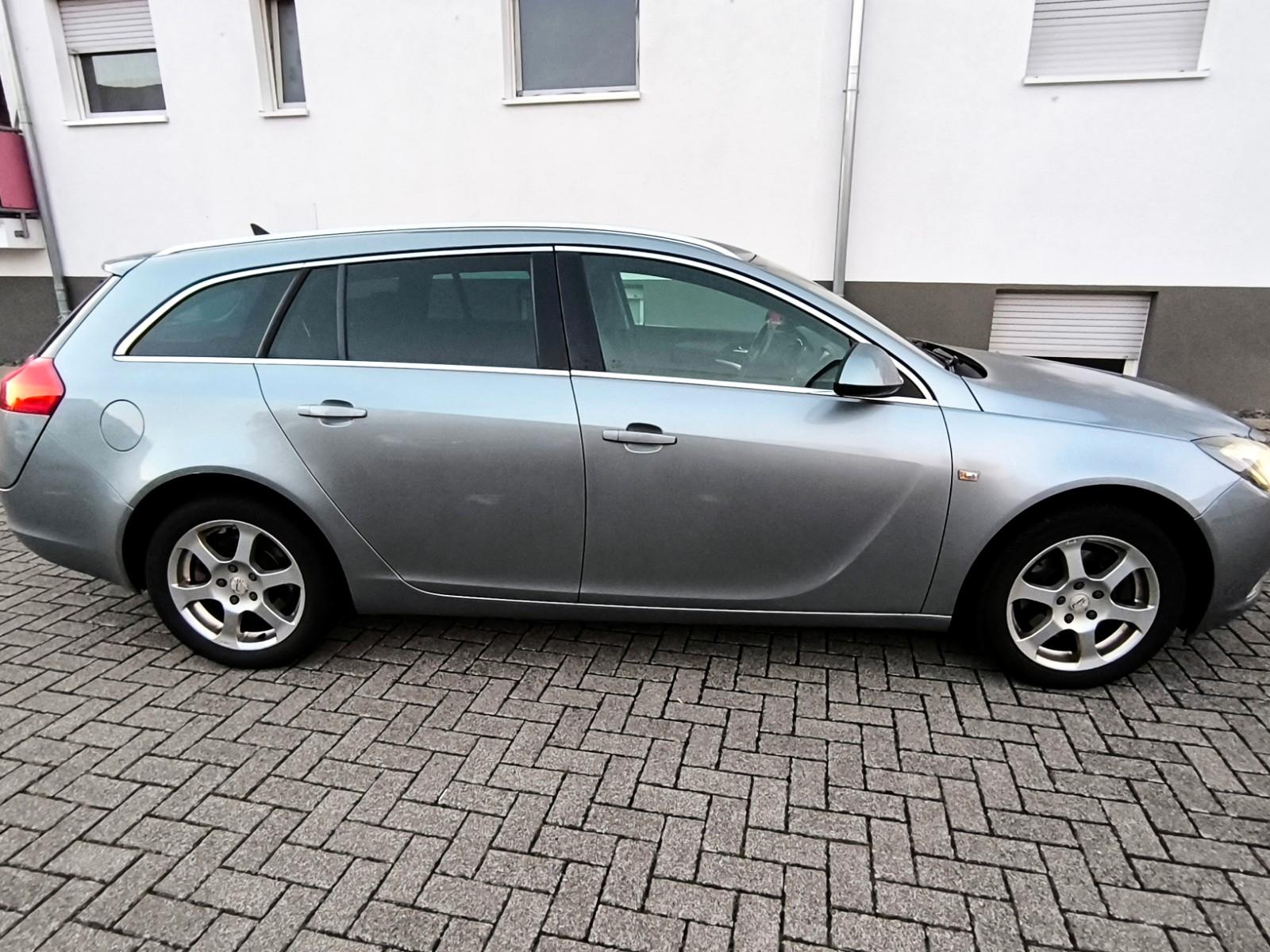 Opel Insignia 2011 — rear view