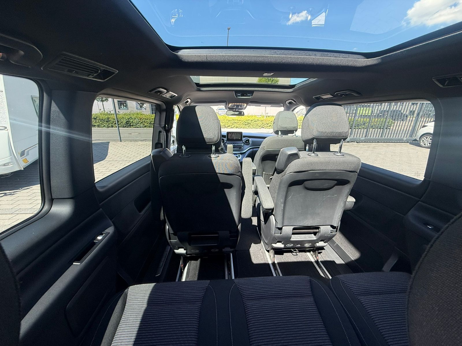Fahrzeugabbildung Mercedes-Benz V 300 d EDITION 4MATIC lang AMG Line