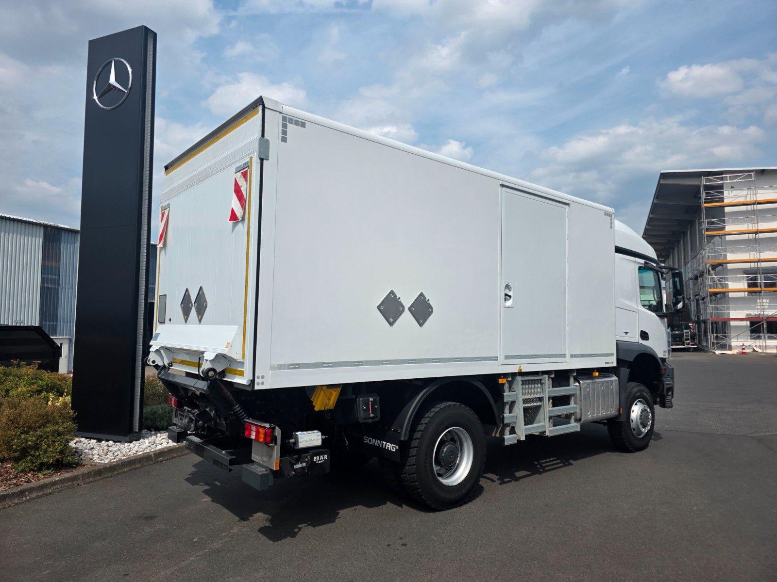 Fahrzeugabbildung Mercedes-Benz Arocs 1827 A 4x4 LBW Tür+Treppe Schalter 2 Stück