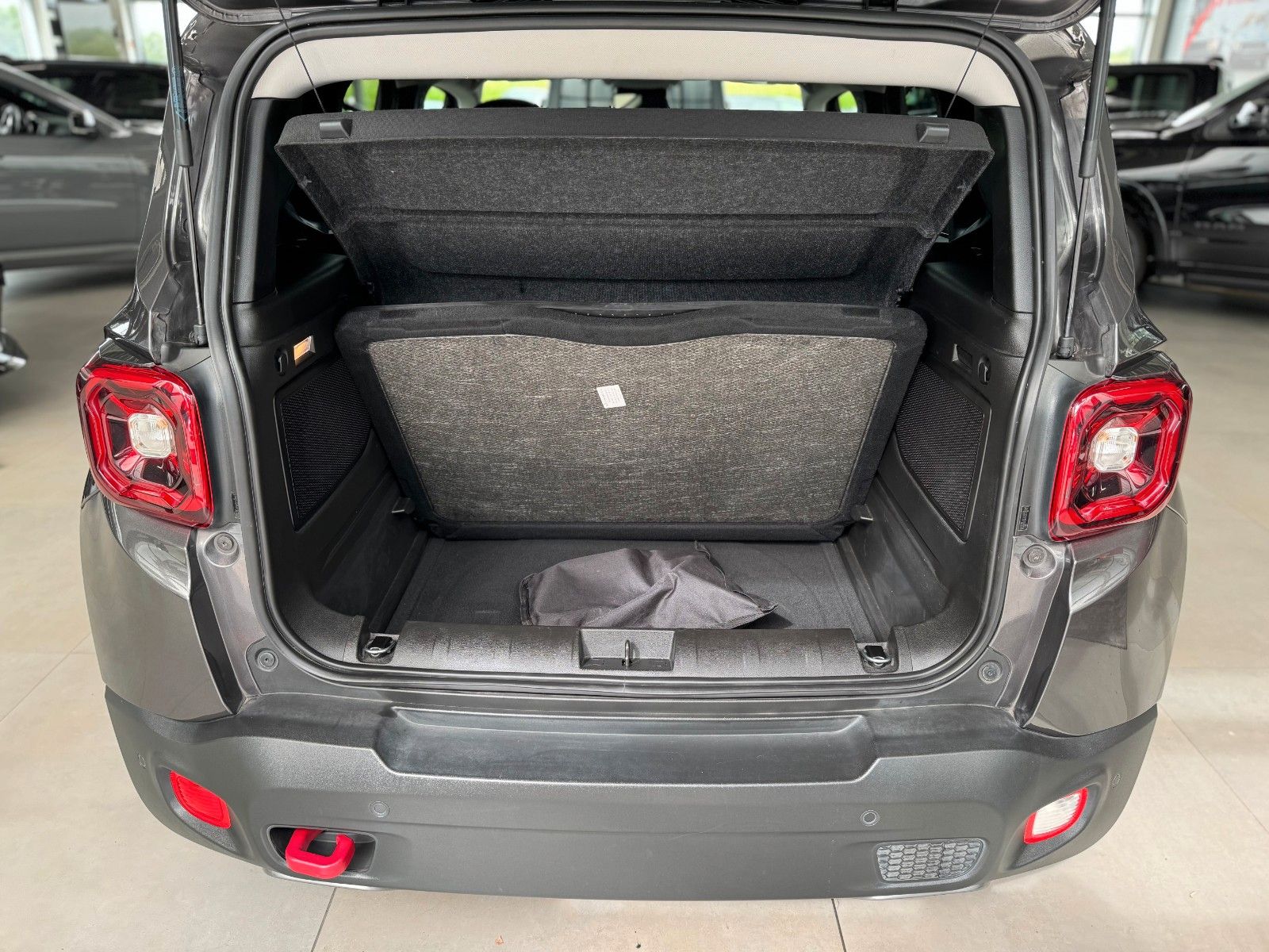 Fahrzeugabbildung Jeep Renegade 2.0D Trailhawk 4WD "AHK Navi Soundsys."