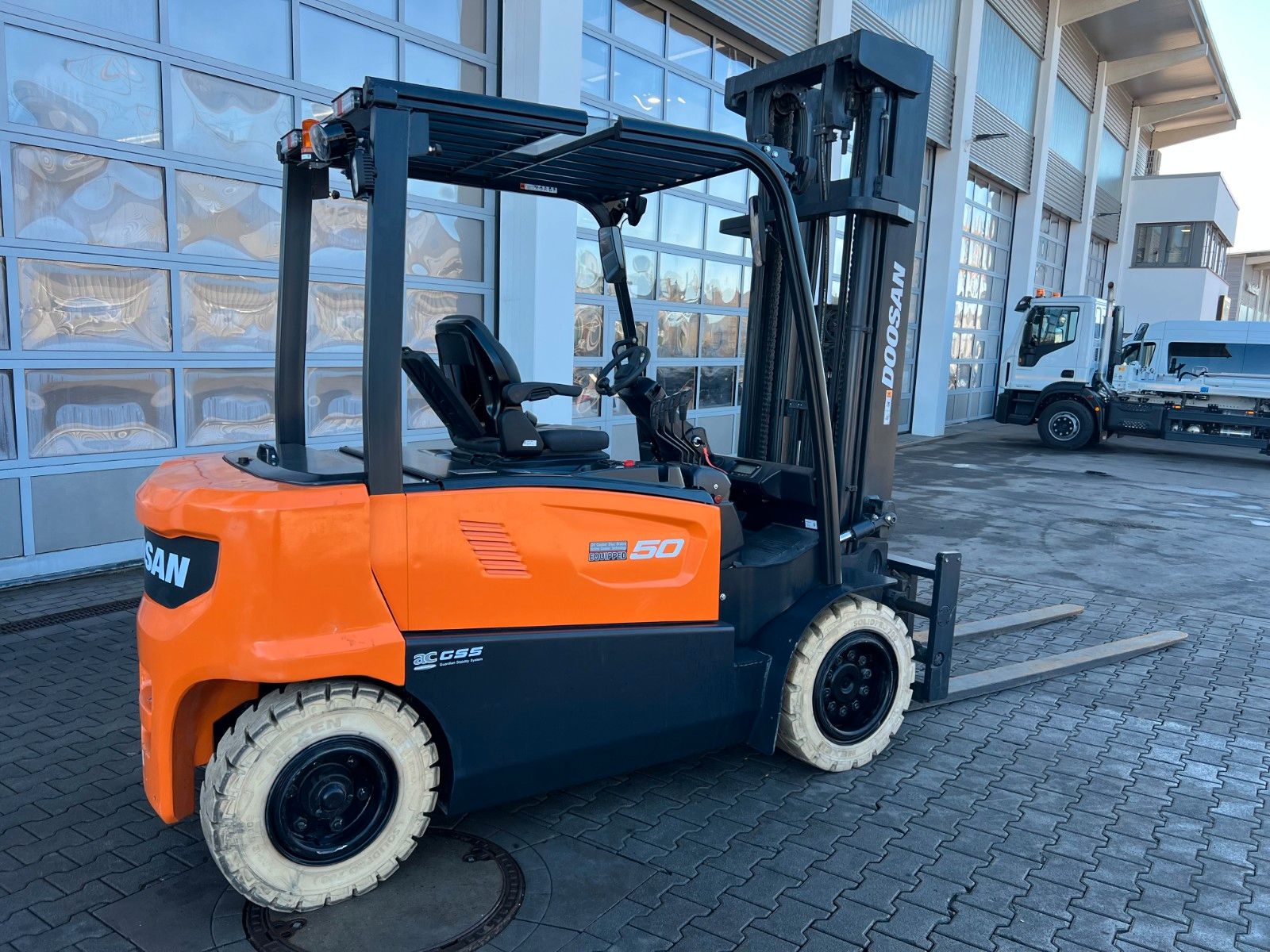 Fahrzeugabbildung Doosan B50XC-7 / nur 230h! / SS / Zinkenverstellung