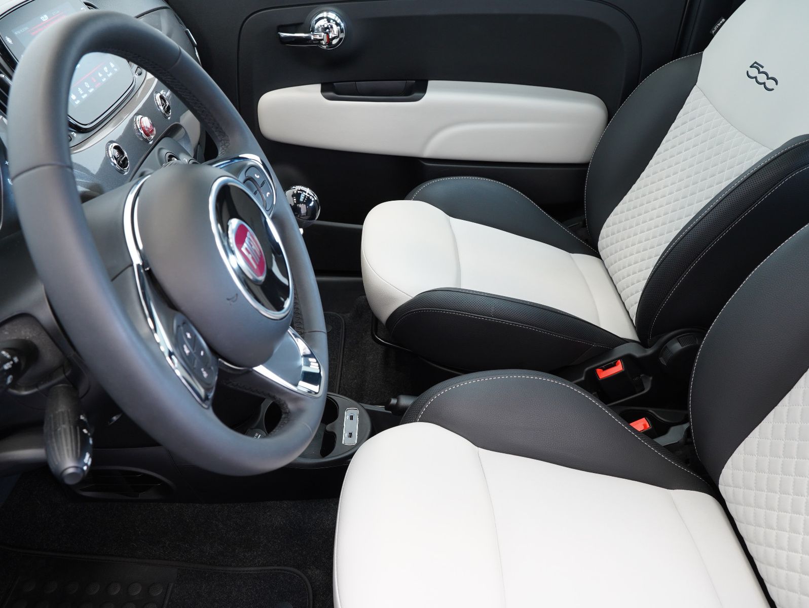 Fahrzeugabbildung Fiat 500 1.0 Mild Hybrid Dolcevita PANO