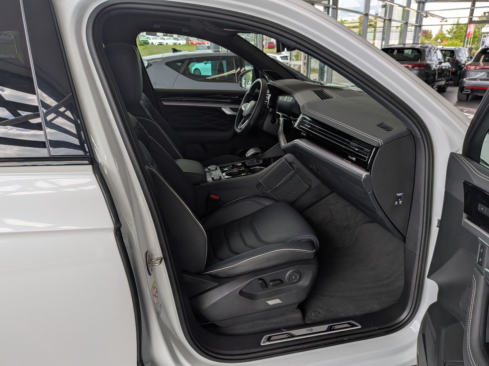 Fahrzeugabbildung Volkswagen Touareg 3.0TDI 4M R-Line VOLL Black 22" UPE 114T
