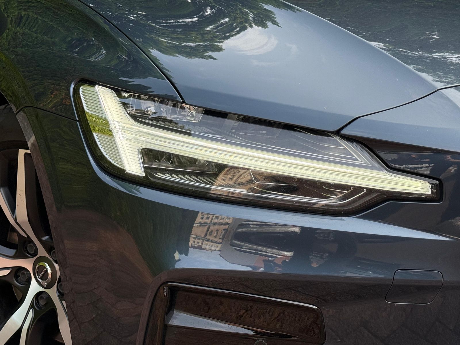 Fahrzeugabbildung Volvo V60 D4 Aut. R Design LED+NAV+AHK+SHZ+PANO+360°+