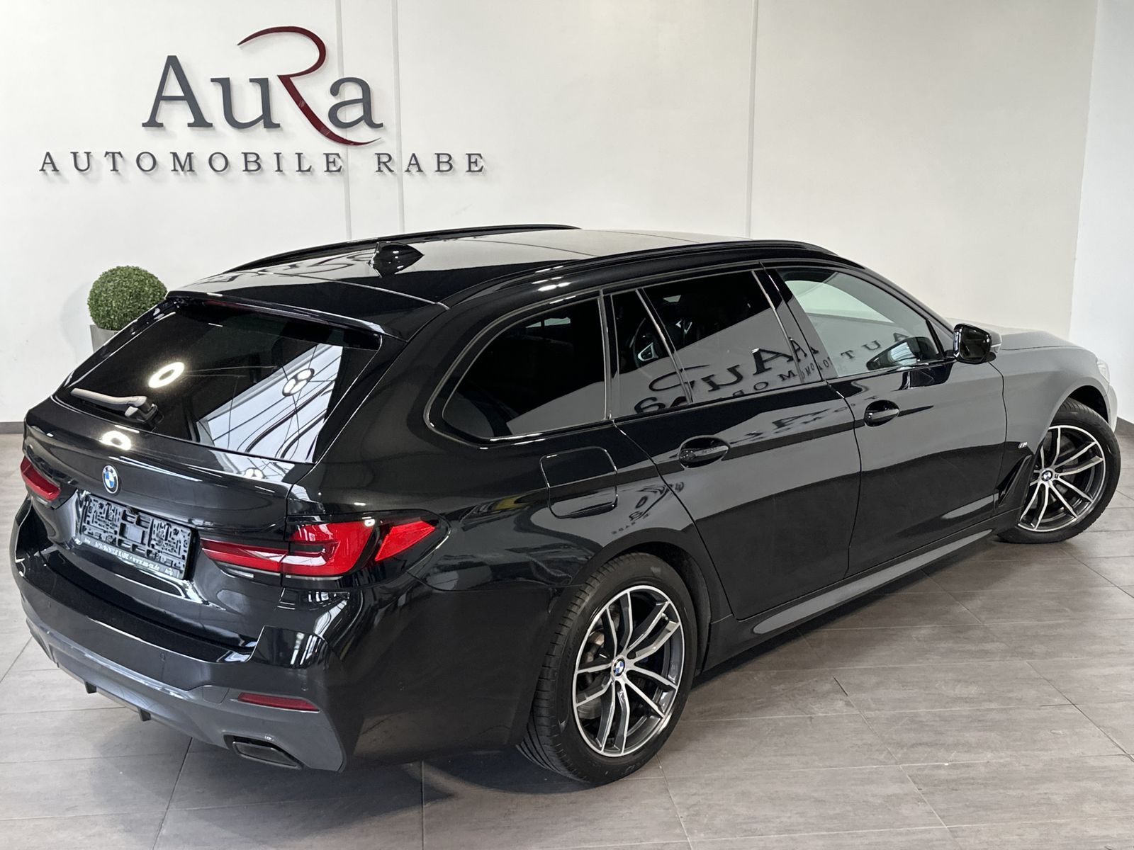 Fahrzeugabbildung BMW 540i Touring xDrive M-Sport NAV+LASER+PANO+HEAD