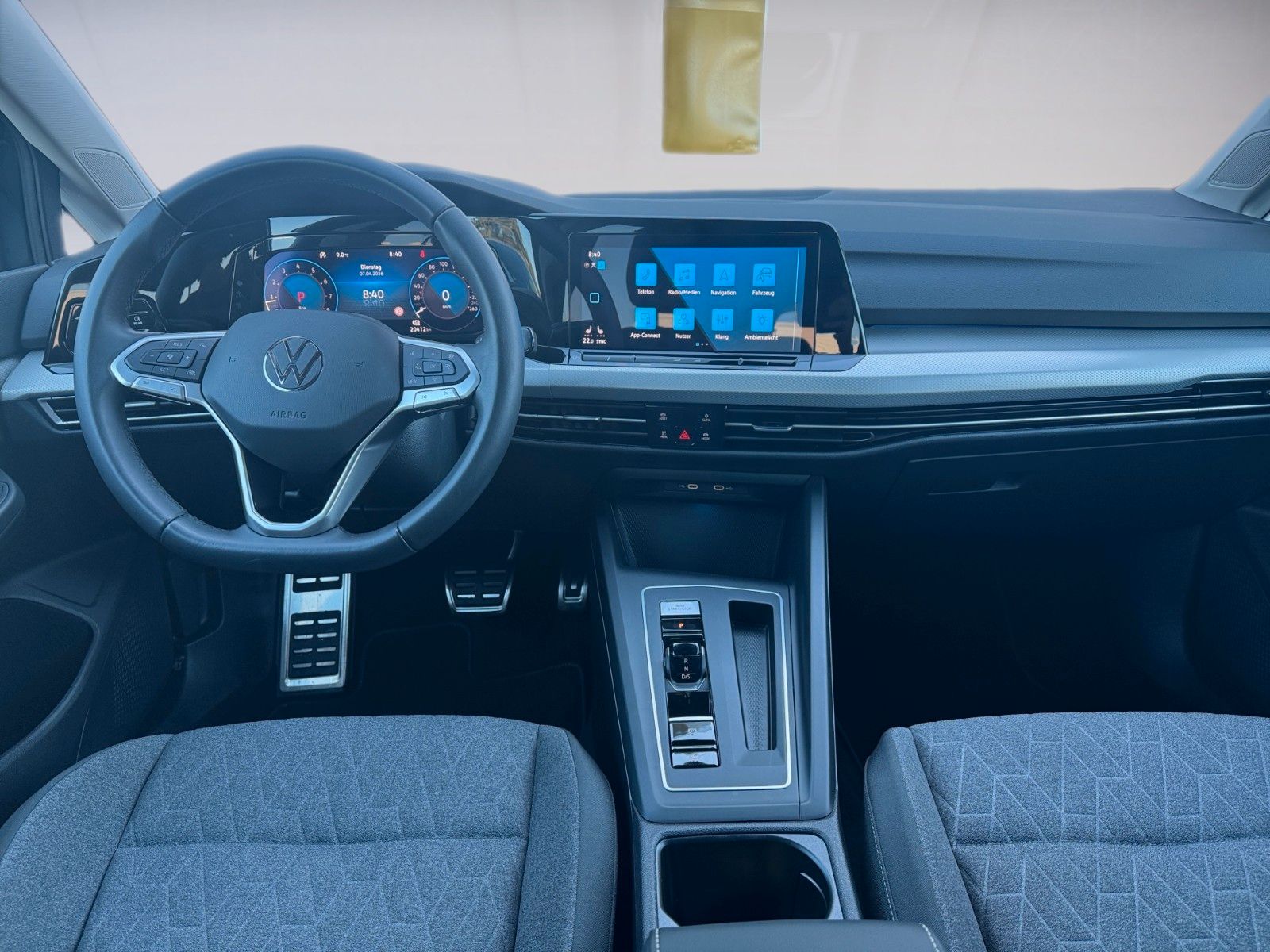 Fahrzeugabbildung Volkswagen Golf VIII Lim. Move 1.5 eTSI