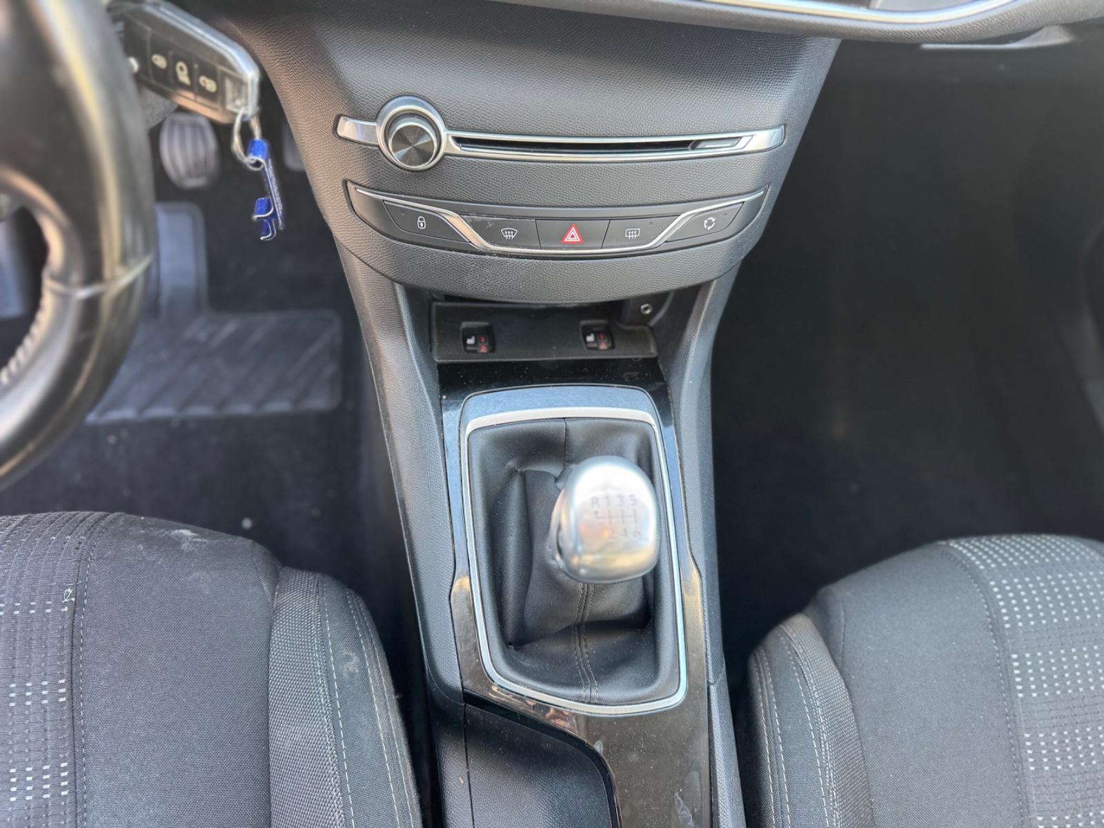 Peugeot 308 2015 — photo 18