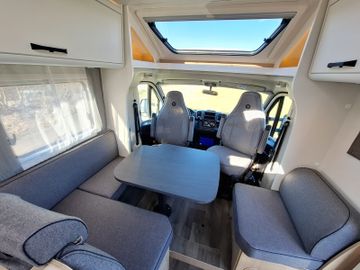 Sunlight Adventure T 68 Combi 6E TV-Paket AWT isoliert 8G