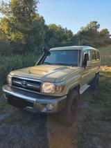 Toyota Land Cruiser  GRJ78 - Toyota Land Cruiser mit Benzin-Antrieb: Geländewagen