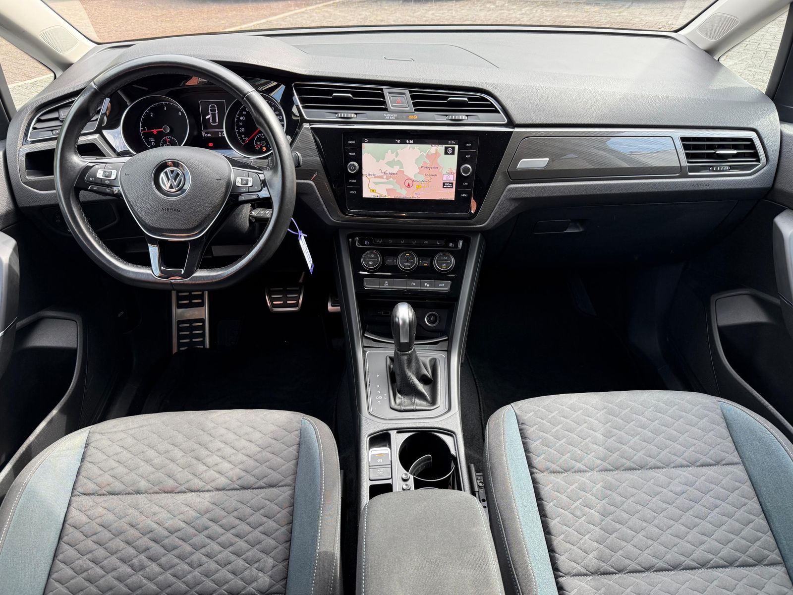 Fahrzeugabbildung Volkswagen Touran 2.0 TDI DSG IQ.DRIVE LED+ACC+NAV+SHZ+DAB