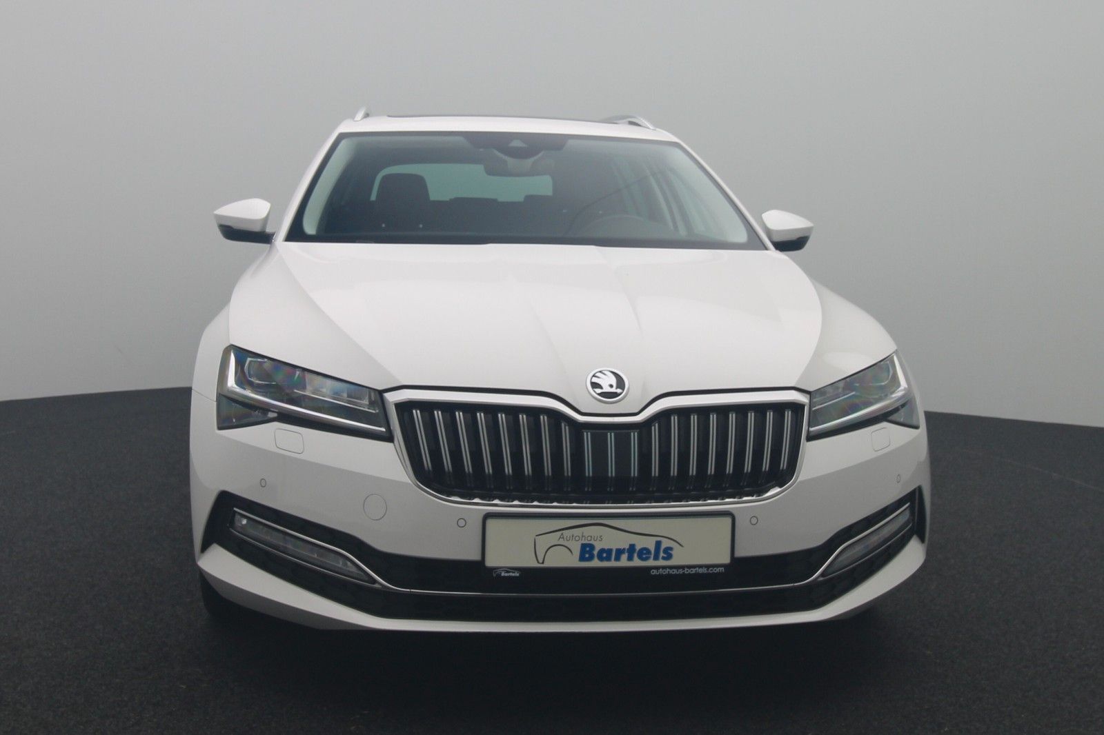 Fahrzeugabbildung SKODA Superb Combi Premium Edition 4x4 LED Panorama