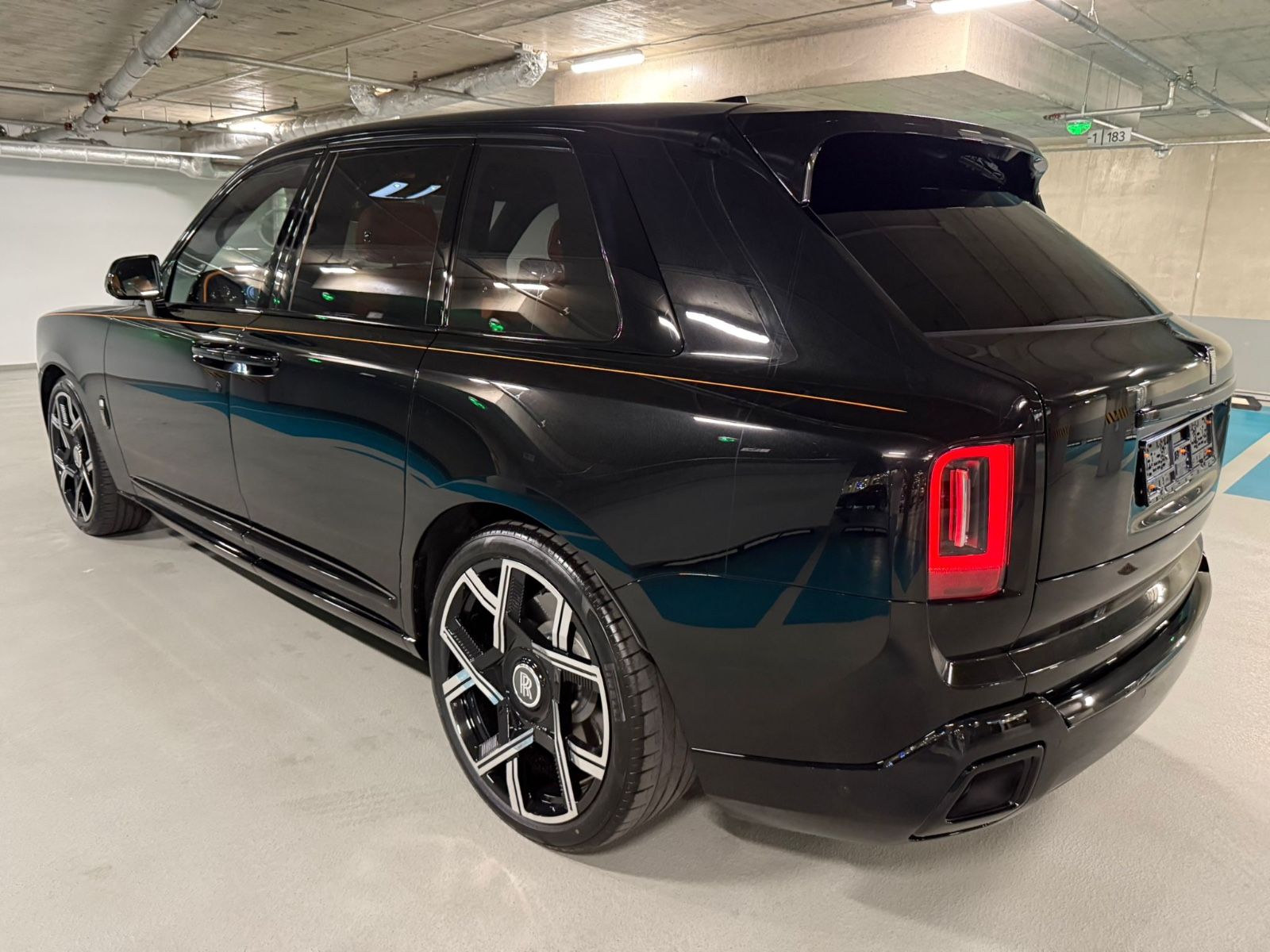 Fahrzeugabbildung Rolls-Royce Cullinan BLACK BADGE OPTIK/THEATER/BESPOKE AUDIO