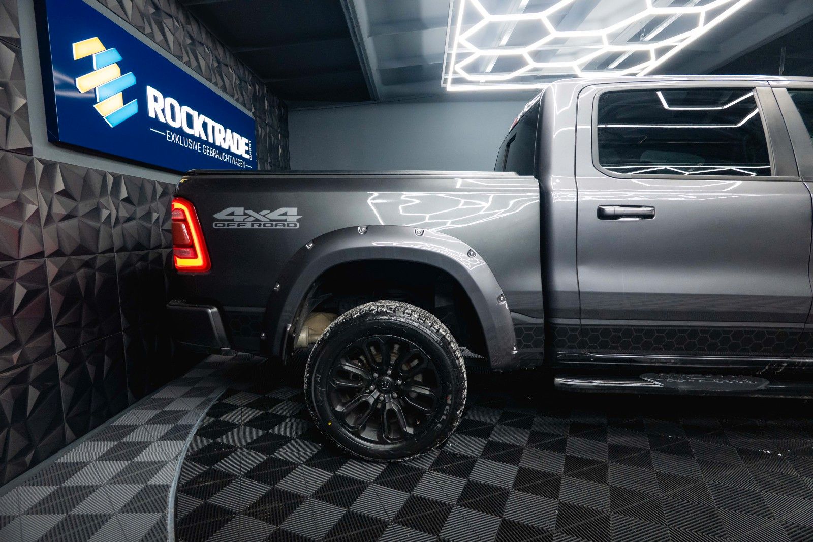 Fahrzeugabbildung Dodge RAM 5.7 V8 HEMI 4x4 LARAMIE Offroad AxleLock 19%