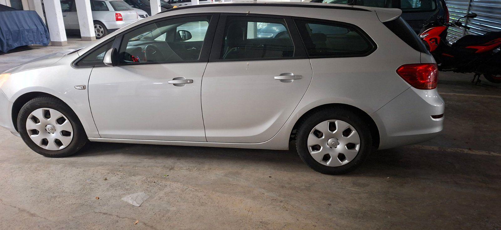 Opel Astra 2011 — rear view